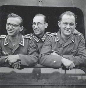 351656 Afbeelding van een drietal Duitse militairen in het raam van een trein, vermoedelijk te Utrecht, met rechts ...